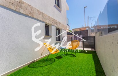 Продается новая вилла с бассейном, в 150m от моря в La Mata.ON1350 