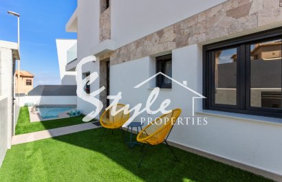 Продается новая вилла с бассейном, в 150m от моря в La Mata.ON1350 