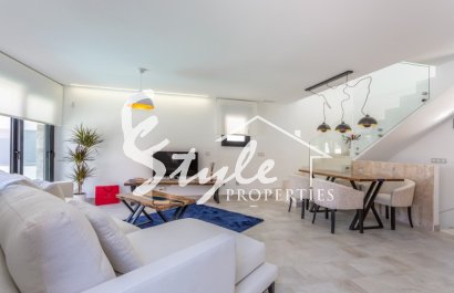 Продается новая вилла с бассейном, в 150m от моря в La Mata.ON1350 