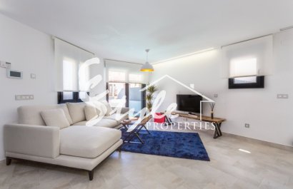 Продается новая вилла с бассейном, в 150m от моря в La Mata.ON1350 