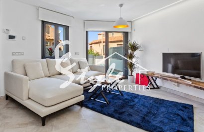 Продается новая вилла с бассейном, в 150m от моря в La Mata.ON1350 