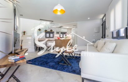 Продается новая вилла с бассейном, в 150m от моря в La Mata.ON1350 