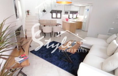 Продается новая вилла с бассейном, в 150m от моря в La Mata.ON1350 