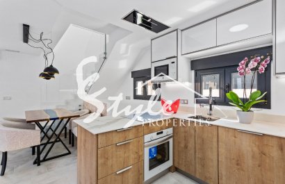 Продается новая вилла с бассейном, в 150m от моря в La Mata.ON1350 