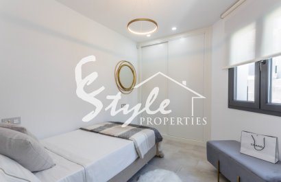 Продается новая вилла с бассейном, в 150m от моря в La Mata.ON1350 