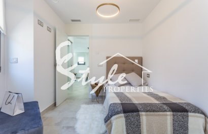 Продается новая вилла с бассейном, в 150m от моря в La Mata.ON1350 