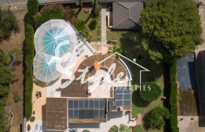 Продается вилла в классическом стиле недалеко от пляжа в Кампоаморе, Коста Бланка, Испания. ID1722