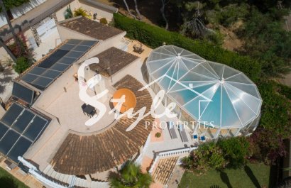 Продается вилла в классическом стиле недалеко от пляжа в Кампоаморе, Коста Бланка, Испания. ID1722