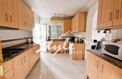 Buy villa with pool in Playa Flamenca, near the sea and close to the beaches of Orihuela Costa. ID: 6086