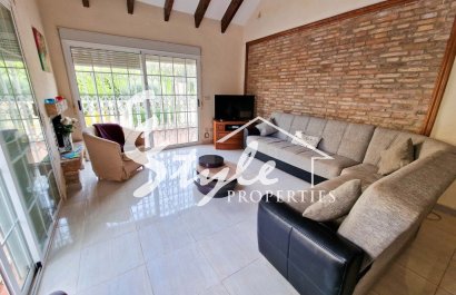 Buy villa with pool in Playa Flamenca, near the sea and close to the beaches of Orihuela Costa. ID: 6086