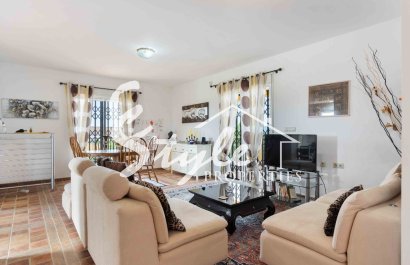 Купить виллу на большом участке земли в Альморади, Коста Бланка. ID: 6116