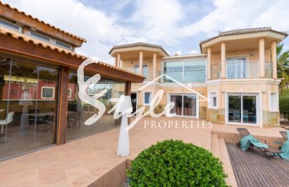 Продается вилла с садом и бассейном в Торревьехе. ID 1814