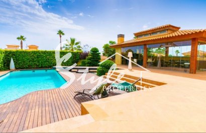 Продается вилла с садом и бассейном в Торревьехе. ID 1814