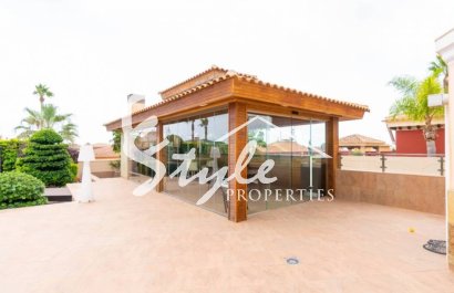 Продается вилла с садом и бассейном в Торревьехе. ID 1814