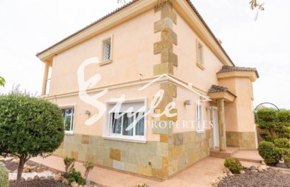 Продается вилла с садом и бассейном в Торревьехе. ID 1814