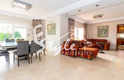 Продается вилла с садом и бассейном в Торревьехе. ID 1814