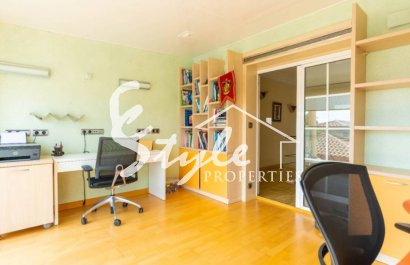 Продается вилла с садом и бассейном в Торревьехе. ID 1814