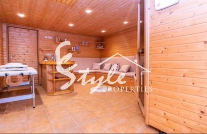 Продается вилла с садом и бассейном в Торревьехе. ID 1814