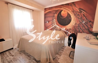 Buy penthouse apartment in Costa Blanca steps from the sea and beach in Torrevieja, Playa de los Naufragos. ID: 6173