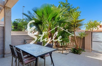 Продается таунхаус в 300 м от моря с подземным паркингом в Torre de la Horadada, Торре де ла Орадада, Аликанте, Коста Бланка. ID1838