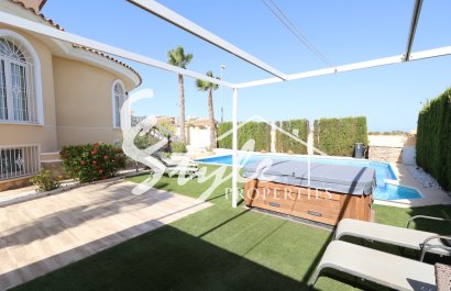 Купить большую виллу в Сьюдад-Кесада на Коста Бланке. ID 6219