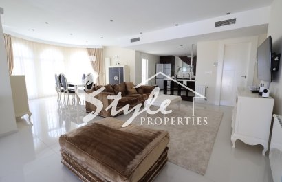 Купить большую виллу в Сьюдад-Кесада на Коста Бланке. ID 6219