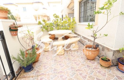 Buy villa with pool in Playa Flamenca, near the sea and close to the beaches of Orihuela Costa. ID: 6283