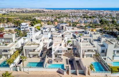 На продажу вилла 6 спален в Вилламартин, Ориуэла Коста, Коста Бланка. ID1672