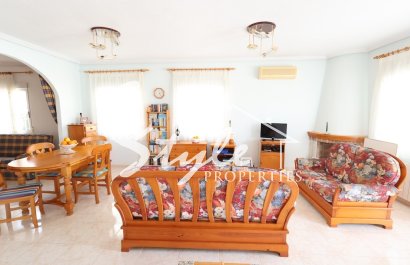 Купить отдельную виллу на море с прекрасным садом и бассейном в Los Balcones, Торревьеха, на Коста Бланке. ID 6294