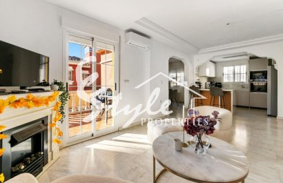 Comprar chalet independiente con piscinas y zonas ajardinadas en Villamartín cerca de campos de golf. ID 6302