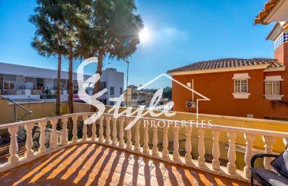 Comprar chalet independiente con piscinas y zonas ajardinadas en Villamartín cerca de campos de golf. ID 6302