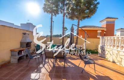 Comprar chalet independiente con piscinas y zonas ajardinadas en Villamartín cerca de campos de golf. ID 6302