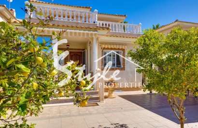 Продается дом c собственным гаражом в Лос Дольсес, Ла Зения, Ориуэла Коста. ID1927