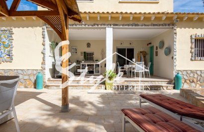 Продается просторная вилла с 4 спальнями в Альгорфе, Коста Бланка, Испания. ID1929