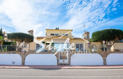 Продается просторная вилла с 4 спальнями в Альгорфе, Коста Бланка, Испания. ID1929