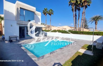 Купить отдельную виллу на море с прекрасным садом и бассейном в Los Balcones, Торревьеха, на Коста Бланке. ID 6312