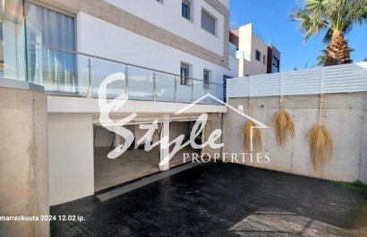 Купить отдельную виллу на море с прекрасным садом и бассейном в Los Balcones, Торревьеха, на Коста Бланке. ID 6312