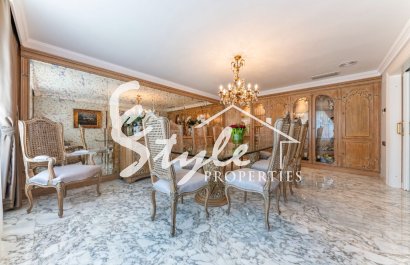 Купить эксклюзивную виллу на море с прекрасным садом и бассейном в Los Balcones, Торревьеха, на Коста Бланке. ID 6316