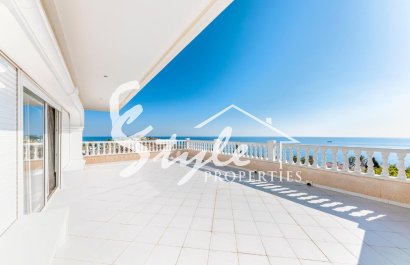 Купить эксклюзивную виллу на море с прекрасным садом и бассейном в Los Balcones, Торревьеха, на Коста Бланке. ID 6316