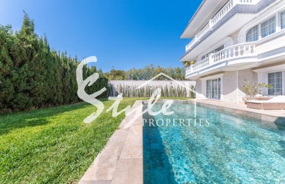 Купить эксклюзивную виллу на море с прекрасным садом и бассейном в Los Balcones, Торревьеха, на Коста Бланке. ID 6316