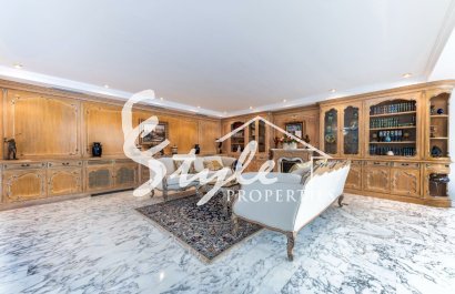 Купить эксклюзивную виллу на море с прекрасным садом и бассейном в Los Balcones, Торревьеха, на Коста Бланке. ID 6316