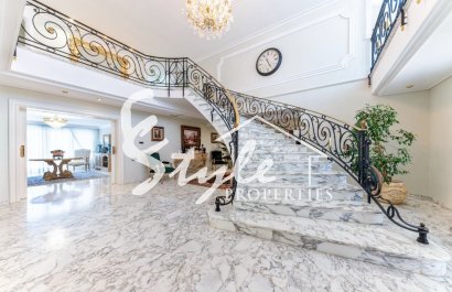 Купить эксклюзивную виллу на море с прекрасным садом и бассейном в Los Balcones, Торревьеха, на Коста Бланке. ID 6316