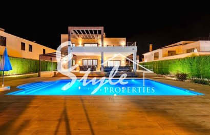 Resale - Villa - Cabo Roig