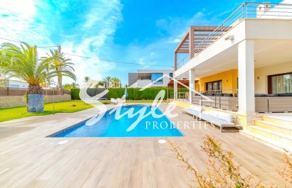 Resale - Villa - Cabo Roig