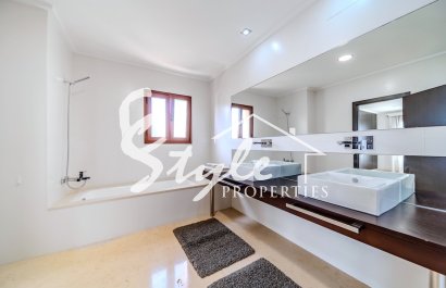 Resale - Villa - Cabo Roig