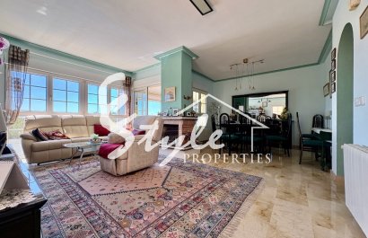 Buy independent chalet with pool and garden in Villamartin close to golf course. ID 6339