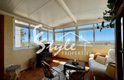 Buy independent chalet with pool and garden in Villamartin close to golf course. ID 6339