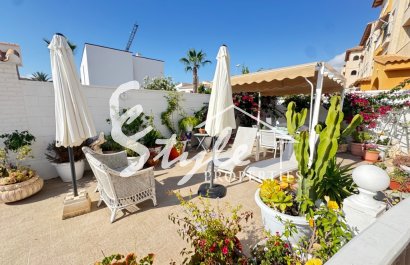 A la venta villa de 4 dormitorios en La Zenia, Orihuela Costa, ID2855