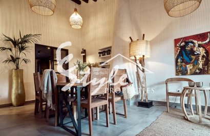 Продаётся классическая испанская вилла недалеко от пляжа в Пунта Прима, Коста Бланка, Испания. ID1707