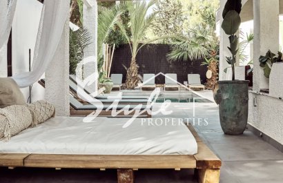 Продаётся классическая испанская вилла недалеко от пляжа в Пунта Прима, Коста Бланка, Испания. ID1707